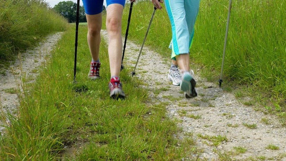 Vežbe, kao što je nordijsko hodanje, igra važnu ulogu u tipičnim roditeljsko-dečjim banjama